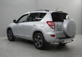 Подержанный автомобиль Toyota RAV4 2010 года (7 фото)