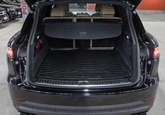 Подержанный автомобиль Porsche Cayenne 2019 года (10 фото)