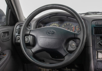 Подержанный автомобиль Toyota Avensis Sedan 1999 года (15 фото)