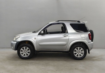 Подержанный автомобиль Toyota RAV4 2003 года (8 фото)