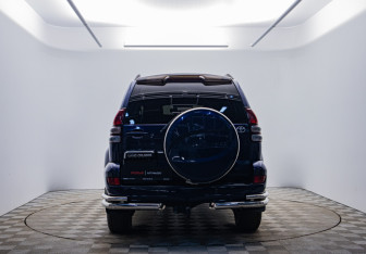 Подержанный автомобиль Toyota Land Cruiser Prado 2005 года (6 фото)