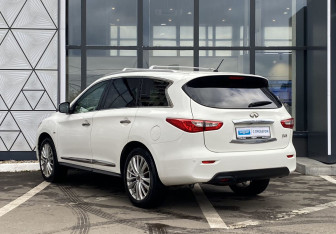 Подержанный автомобиль Infiniti JX 2013 года (7 фото)