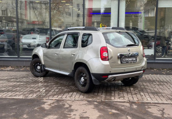 Подержанный автомобиль Renault Duster 2013 года (6 фото)