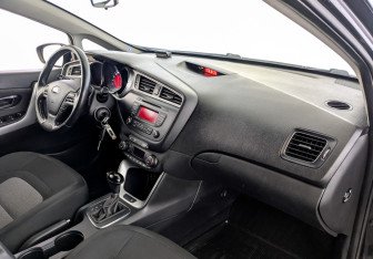 Подержанный автомобиль Kia Ceed Hatchback 2018 года (10 фото)