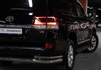 Подержанный автомобиль Toyota Land Cruiser Suv 2016 года (23 фото)