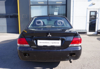 Подержанный автомобиль Mitsubishi Lancer Sedan 2006 года (6 фото)