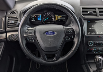 Подержанный автомобиль Ford Explorer 2018 года (22 фото)