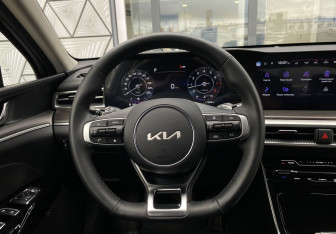 Подержанный автомобиль Kia K5 2024 года (14 фото)