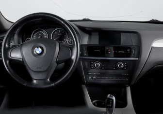 Подержанный автомобиль BMW X3 2011 года (12 фото)