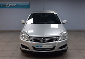 Подержанный автомобиль Opel Astra Wagon 2014 года (2 фото)