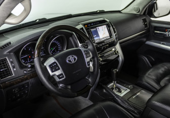 Подержанный автомобиль Toyota Land Cruiser Suv 2013 года (10 фото)