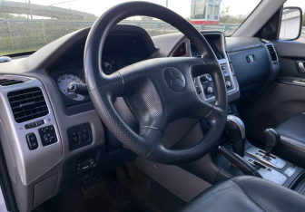 Подержанный автомобиль Mitsubishi Pajero 2006 года (12 фото)