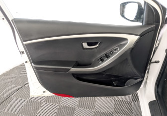 Подержанный автомобиль Hyundai i30 Hatchback 2012 года (19 фото)