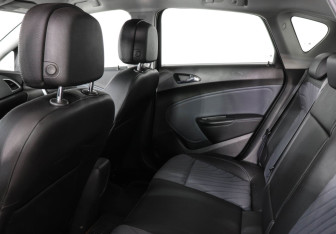 Подержанный автомобиль Opel Astra Hatchback 2014 года (12 фото)