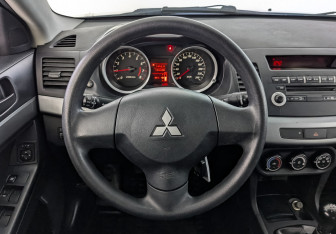 Подержанный автомобиль Mitsubishi Lancer Sedan 2011 года (22 фото)