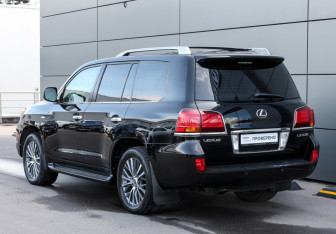 Подержанный автомобиль Lexus LX 2008 года (7 фото)