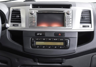 Подержанный автомобиль Toyota Hilux 2012 года (13 фото)