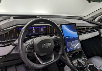 Подержанный автомобиль Geely Atlas 2024 года (13 фото)
