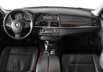 Подержанный автомобиль BMW X5 2009 года (11 фото)