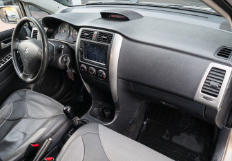 Подержанный автомобиль Suzuki Liana Sedan 2007 года (7 фото)