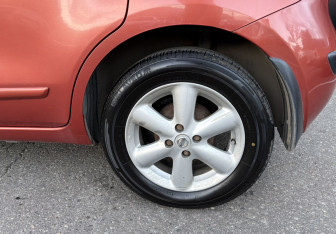 Подержанный автомобиль Nissan Note 2007 года (12 фото)
