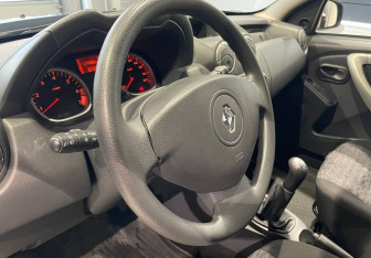 Подержанный автомобиль Renault Duster 2014 года (12 фото)