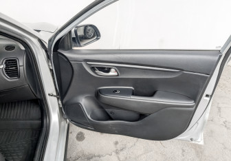 Подержанный автомобиль Kia Rio Hatchback 2021 года (23 фото)