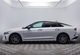 Подержанный автомобиль Kia K5 2021 года (2 фото)