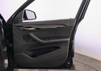 Подержанный автомобиль BMW X1 2017 года (24 фото)