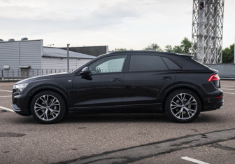 Подержанный автомобиль Audi Q8 2018 года (8 фото)