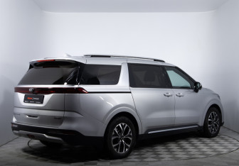 Подержанный автомобиль Kia Carnival 2021 года (4 фото)