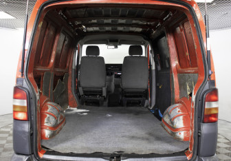 Подержанный автомобиль Volkswagen Transporter Van 2005 года (9 фото)