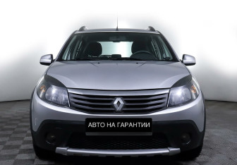 Подержанный автомобиль Renault Sandero 2013 года (2 фото)