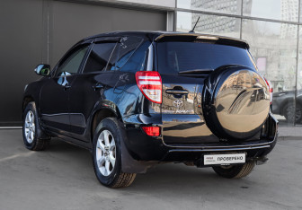 Подержанный автомобиль Toyota RAV4 2010 года (6 фото)