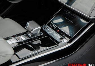 Подержанный автомобиль Audi A8 2022 года (12 фото)