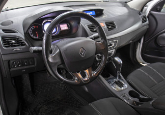 Подержанный автомобиль Renault Fluence 2016 года (17 фото)