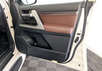 Подержанный автомобиль Toyota Land Cruiser Suv 2016 года (26 фото)