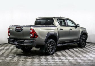 Подержанный автомобиль Toyota Hilux 2021 года (5 фото)