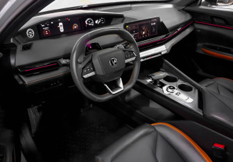 Подержанный автомобиль Changan UNI-V 2023 года (6 фото)