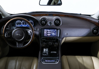 Подержанный автомобиль Jaguar XJ 2013 года (15 фото)
