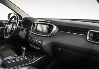 Подержанный автомобиль Kia Sorento 2017 года (9 фото)