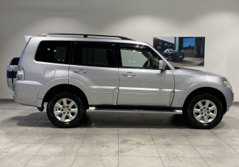 Подержанный автомобиль Mitsubishi Pajero 2014 года (4 фото)
