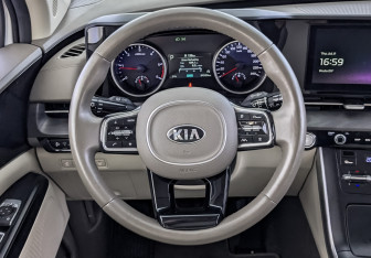 Подержанный автомобиль Kia Carnival 2021 года (22 фото)