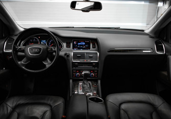 Подержанный автомобиль Audi Q7 2013 года (8 фото)