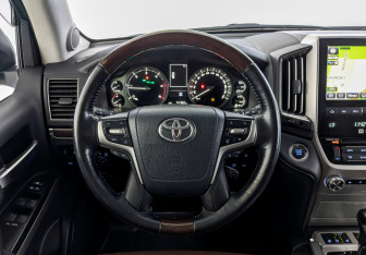 Подержанный автомобиль Toyota Land Cruiser Suv 2016 года (22 фото)