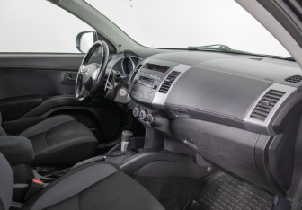 Подержанный автомобиль Mitsubishi Outlander 2010 года (9 фото)