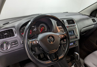 Подержанный автомобиль Volkswagen Polo Sedan 2016 года (13 фото)