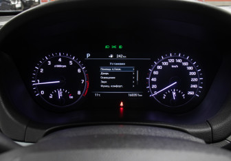 Подержанный автомобиль Genesis G80 2017 года (13 фото)