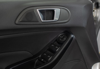 Подержанный автомобиль Ford Fiesta Sedan 2015 года (13 фото)