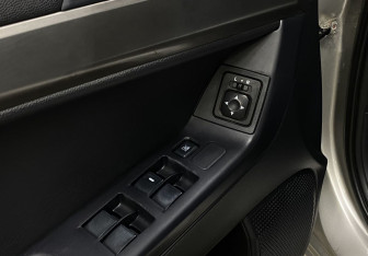 Подержанный автомобиль Mitsubishi Lancer Sedan 2012 года (17 фото)